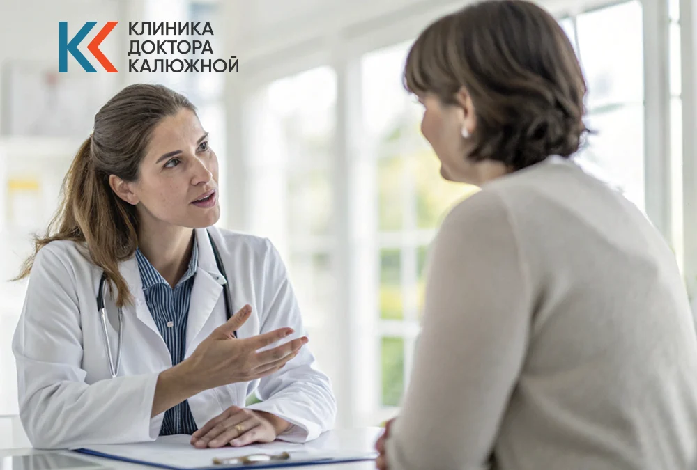 Врач в маске общается с пациентом